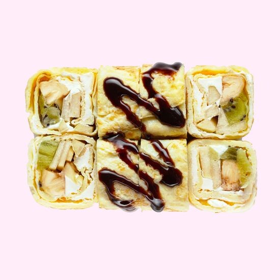 Сладкий ролл в блинчике